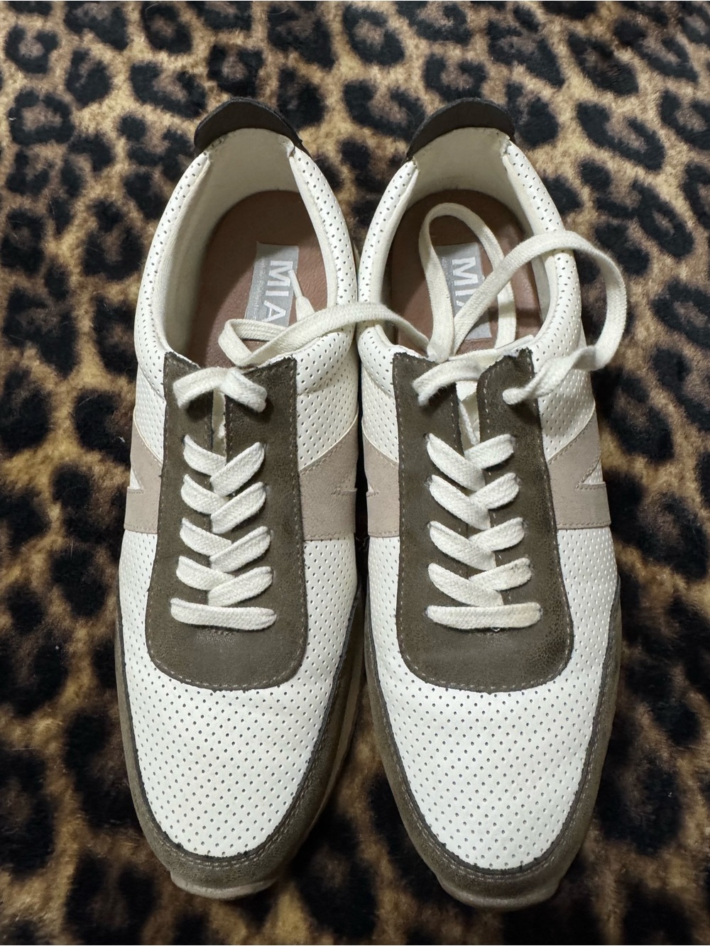 Women’s MIA tie shoe